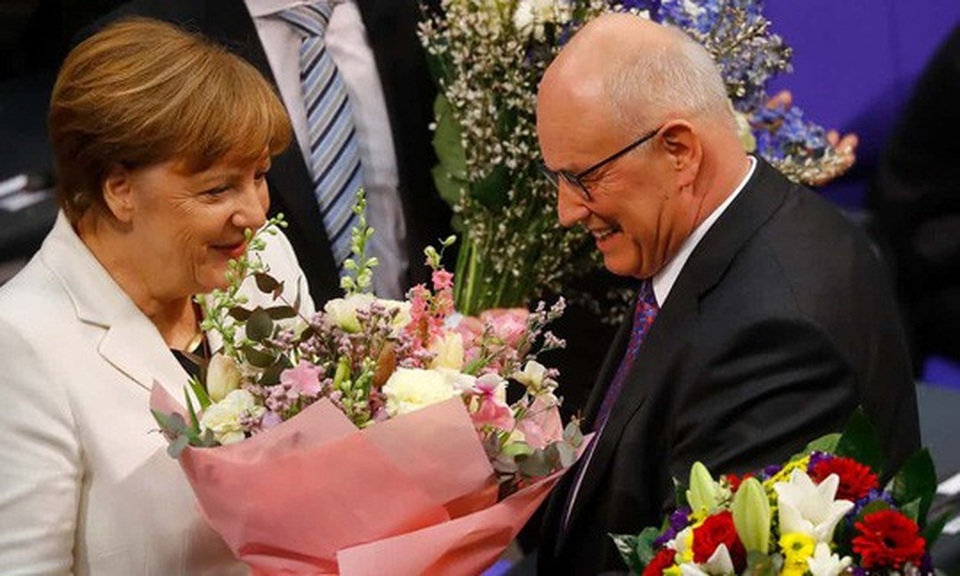 
Bà Merkel nhận lời chúc mừng sau khi tái đắc cử nhiệm kỳ 4 hôm 14-3. Ảnh: Reuters
