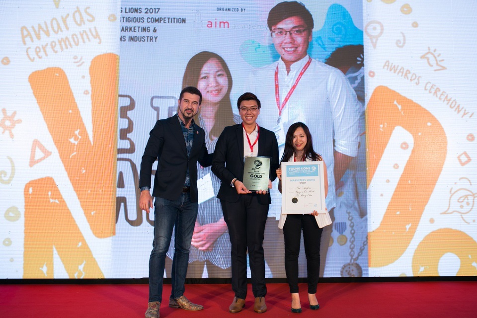 “Sư tử trẻ” Vũ Hương Thảo (bên phải, ngoài cùng) trong lễ trao giải Vietnam Young Lions