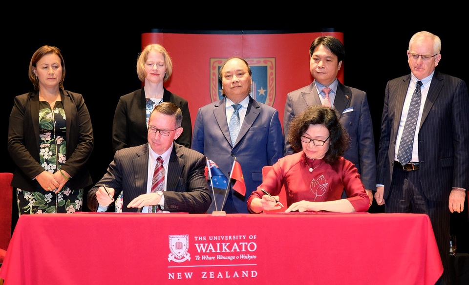 Thủ tướng đối thoại với sinh viên Đại học Waikato - 4
Thủ tướng chứng kiến lễ ký kết thỏa thuận hợp tác giữa Đại học Waikato với các đối tác Việt Nam. Ảnh: VGP/Quang Hiếu