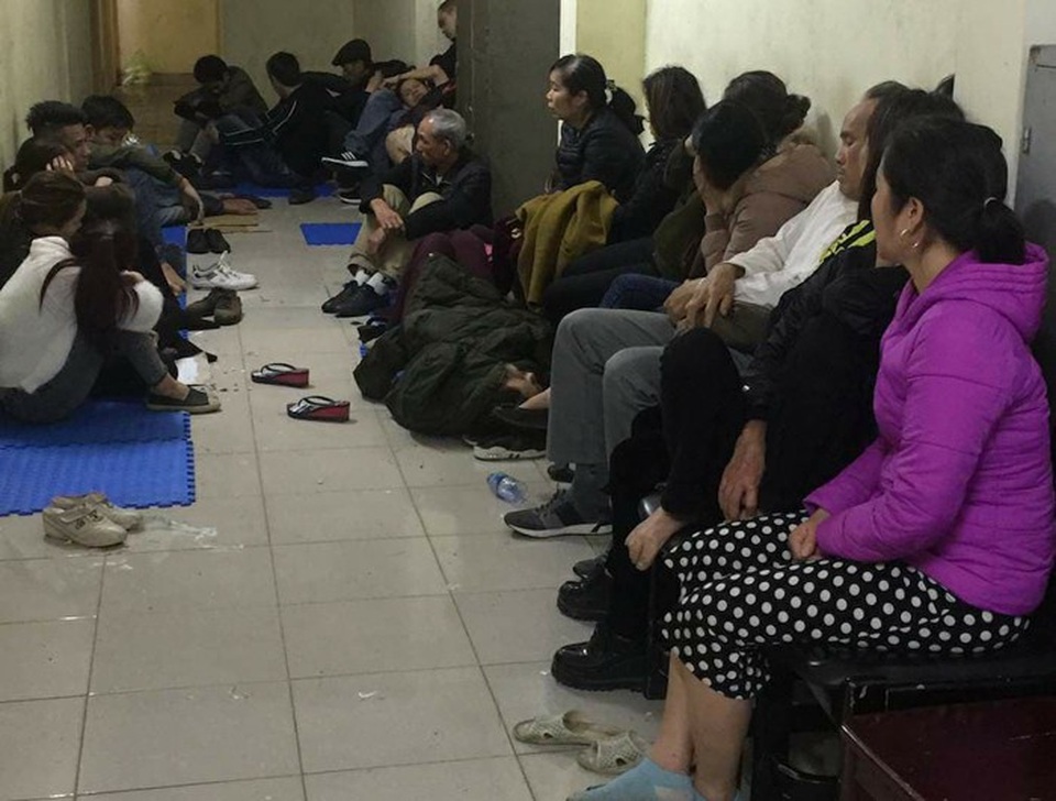 Triệt phá sới bạc khủng tại vùng quê - 1
Các đối tượng tại cơ quan công an (ảnh CTV)