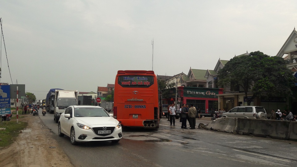 Quốc lộ 1A ách tắc kéo dài sau hai vụ tai nạn liên tiếp - 1 Chiếc xe khách quay ngang đường sau cú va chạm mạnh khiến giao thông bị ách tắc kéo dài.