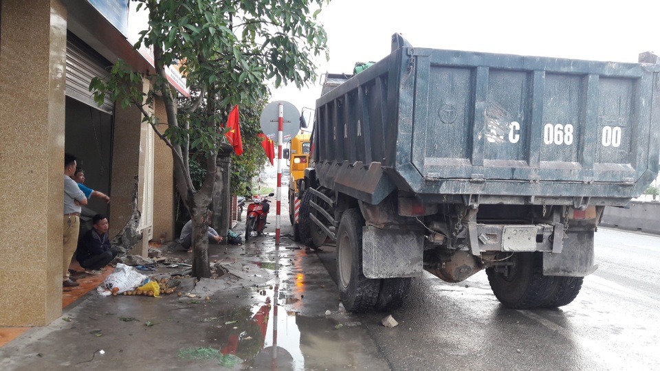 Quốc lộ 1A ách tắc kéo dài sau hai vụ tai nạn liên tiếp - 2 Đang lưu thông chiếc xe tải bị mất lái lao thẳng vào một nhà dân bên đường.