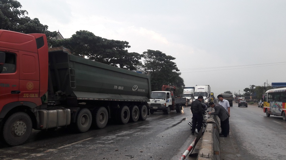 Quốc lộ 1A ách tắc kéo dài sau hai vụ tai nạn liên tiếp - 3 Hai vụ tai nạn liên tiếp khiến giao thông trên quốc lộ 1A đoạn qua địa bàn huyện Diễn Châu, Nghệ An bị ách tắc kéo dài.
