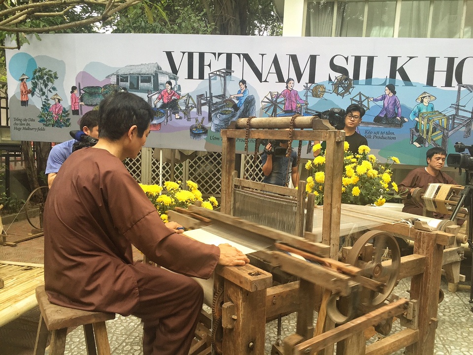 18 Nhà thiết kế Ý - Việt sẽ mang đến Hà Nội hơi thở mộng mơ của nước Ý - 4 Triển lãm Quy trình ươm tơ dệt lụa với những cuộn tơ, những máy ươm tơ, máy dệt thoi gỗ,... và đặc biệt là các nghệ nhân biểu diễn quy trình tuốc tơ, quay tơ sẽ làm sống lại một ngành nghề cổ truyền Việt Nam.