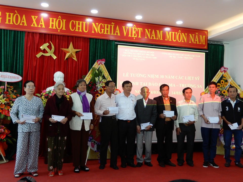 Gạc Ma - Không chỉ có bi thương và xót xa! - 4 Ban tổ chức tặng quà cho các gia đình liệt sĩ
