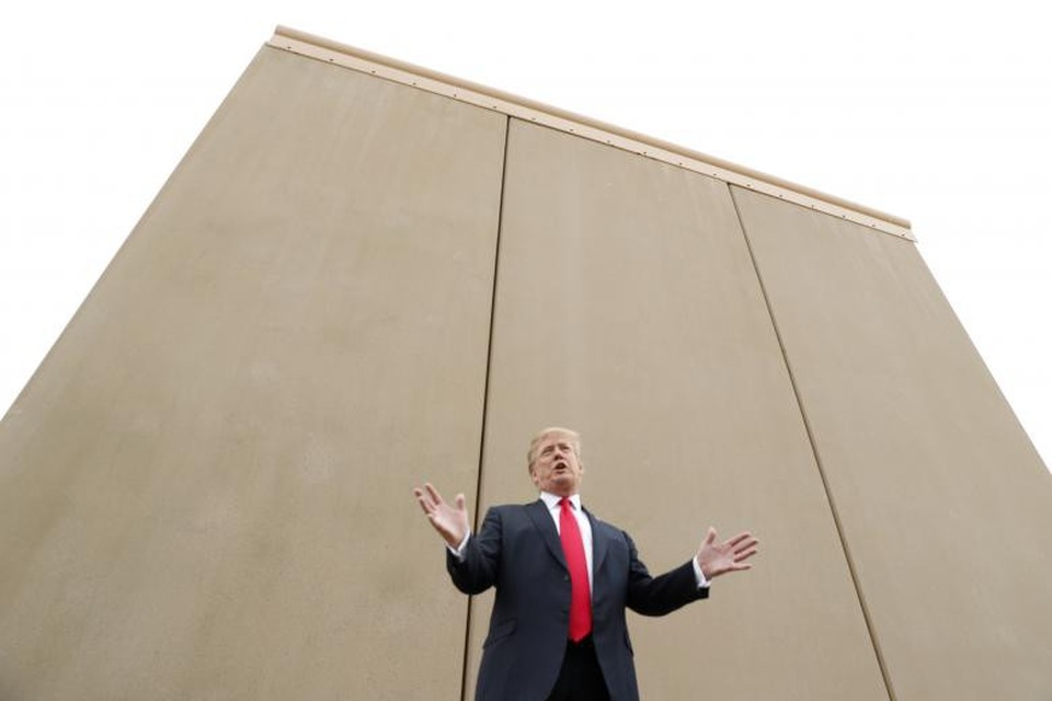 Ông Trump thị sát tường biên giới gây tranh cãi với Mexico - 1 Tổng thống Donald Trump ngày 13/3 đã tới San Diego, bang California - khu vực dọc biên giới với Tijuana, Mexico để thị sát 8 mẫu thiết kế của bức tường ngăn cách biên giới Mỹ và Mexico. Đây là chuyến đi đầu tiên của ông Trump tới California kể từ khi ông nhậm chức hồi tháng 1 năm ngoái.
