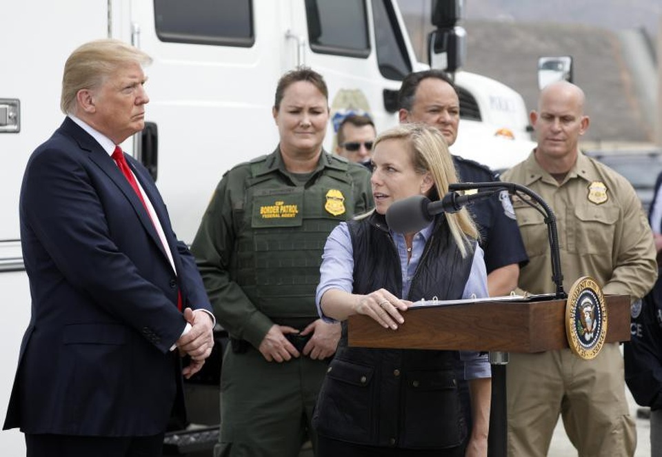 Ông Trump thị sát tường biên giới gây tranh cãi với Mexico - 6 Tổng thống Trump ngay từ đầu đã yêu cầu Mexico phải trả tiền xây dựng bức tường. Gần đây ông đã đề xuất Quốc hội Mỹ ứng trước 18 tỷ USD cho kinh phí xây dựng tường, sau đó sẽ yêu cầu Mexico chi trả. Tuy nhiên, chính quyền Mexico tuyên bố sẽ không bao giờ trả số tiền này.
