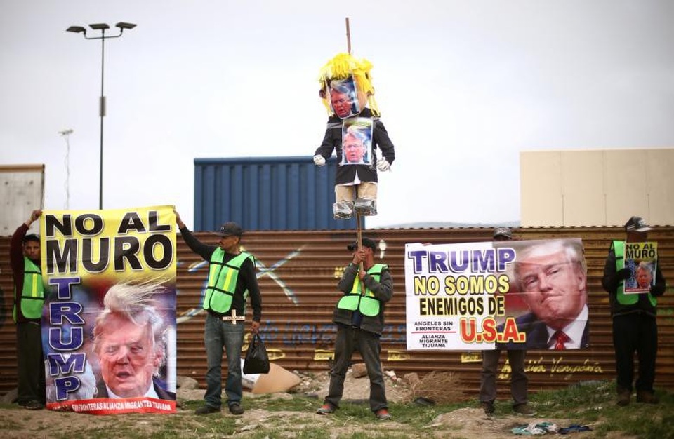 Ông Trump thị sát tường biên giới gây tranh cãi với Mexico - 8 Người biểu tình mang thông điệp “Nói không với bức tường, Trump” và “Trump, chúng tôi không phải kẻ thù của Mỹ” gần các mẫu thiết kế tường biên giới ở Tijuana, Mexico trong chuyến thị sát của nhà lãnh đạo Mỹ.