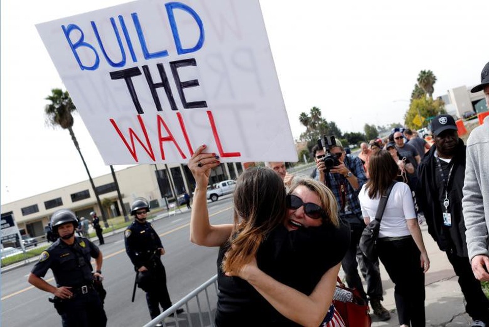Ông Trump thị sát tường biên giới gây tranh cãi với Mexico - 10 Nhiều người ủng hộ Tổng thống Trump về kế hoạch xây tường, cho rằng đây là biện pháp cần thiết để ngăn chặn tình trạng vượt biên bất hợp pháp từ Mexico vào Mỹ. Trong ảnh: Người dân California mang tấm biển với dòng chữ “Xây tường” để ủng hộ Tổng thống Trump.