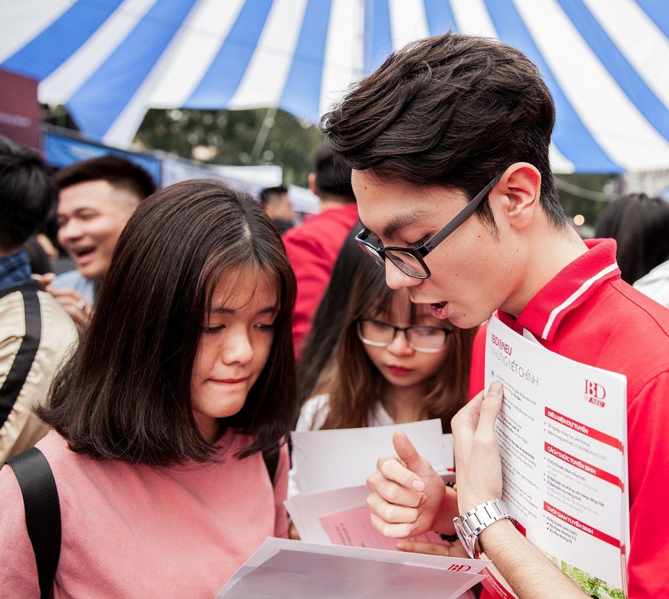 Thông tin mới nhất về tuyển sinh 2018 của Trường ĐH Kinh tế quốc dân - 1
Thí sinh tham khảo thông tin vào trường ĐH Kinh tế quốc dân tại ngày hội tuyển sinh 2018