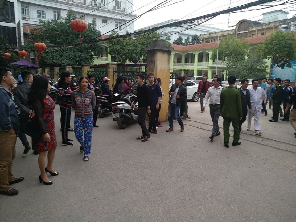 Một nữ bệnh nhân tử vong khi đang nhổ răng số 8 tại bệnh viện - 2 Cổng bệnh viện chỉ mở khi đưa thi thể bệnh nhân về nhà tang lễ