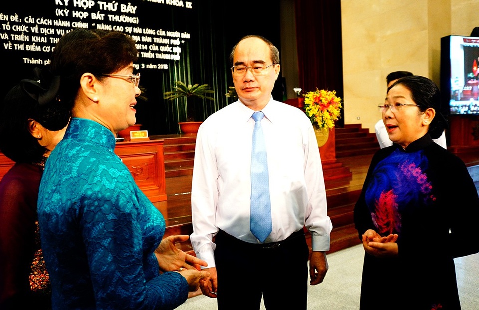 HĐND TPHCM họp bất thường mở “nút thắt” cho TP phát triển - 5 Bí thư Thành ủy TPHCM Nguyễn Thiện Nhân trao đổi với Chủ tịch HĐND TPHCM bên lề kỳ họp