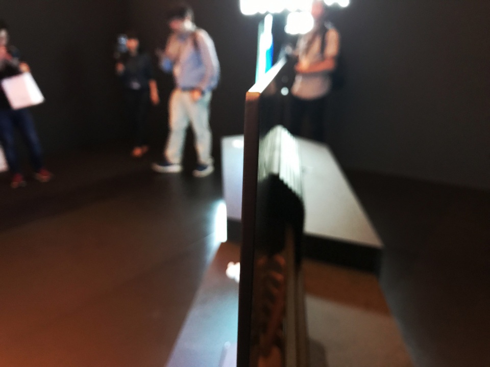 Sony nâng cấp phân khúc tầm trung với các dòng TV BRAVIA 2018 mới ra mắt - 7 Tuy nhiên bù lại có độ mỏng ấn tượng, đặc biệt là giảm bề dày khi dùng để treo tường.
