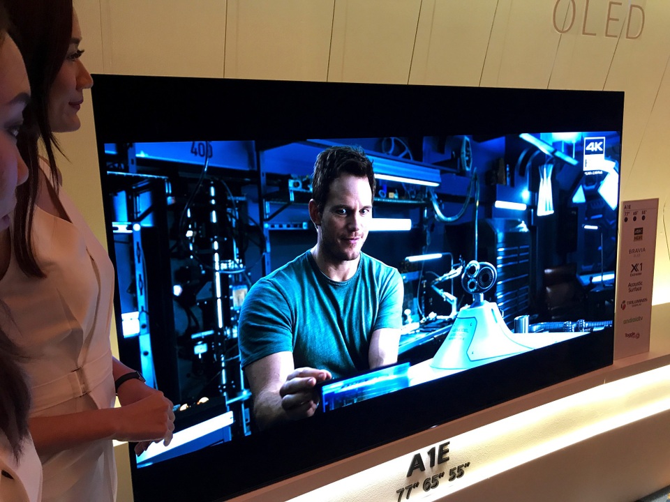 Sony nâng cấp phân khúc tầm trung với các dòng TV BRAVIA 2018 mới ra mắt - 1 Bravia A1E là dòng TV OLED 4K cao cấp nhất của Sony trong năm 2018. Ảnh chụp tại sự kiện ra mắt TV Sony Bravia 2018 khu vực Đông Nam Á, tổ chức tại Singapore.
