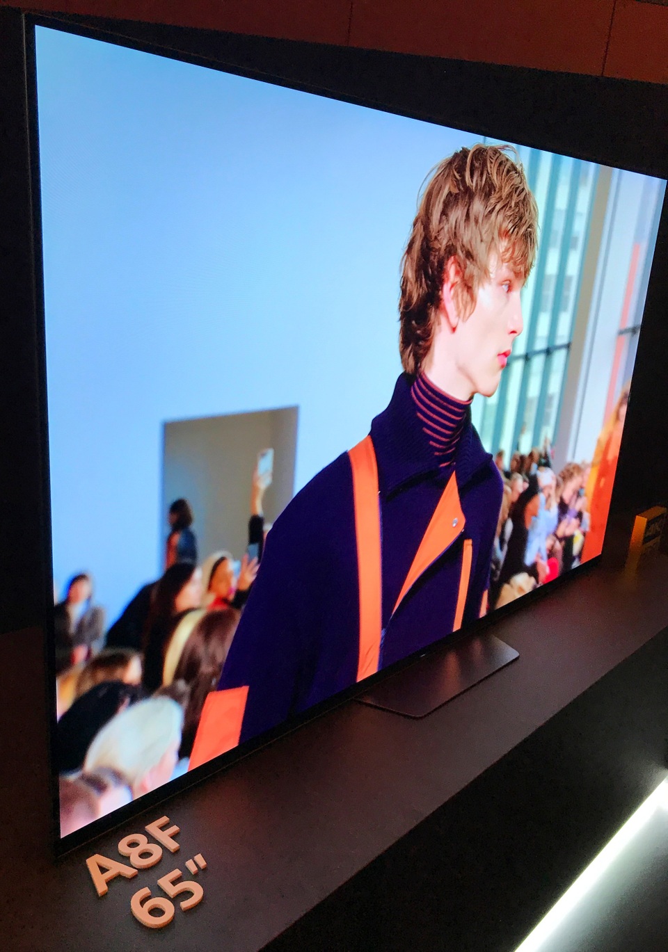 Sony nâng cấp phân khúc tầm trung với các dòng TV BRAVIA 2018 mới ra mắt - 6 Mang đến màn trình diễn ấn tượng, nhưng các thay đổi về mặt thiết kế được đưa ra so với phiên bản A1E của năm ngoái lại không thực sự rõ rệt. Chiếc A8F gần như có thiết kế được giữ nguyên, chỉ thay đổi một chút ở phần chân đế.