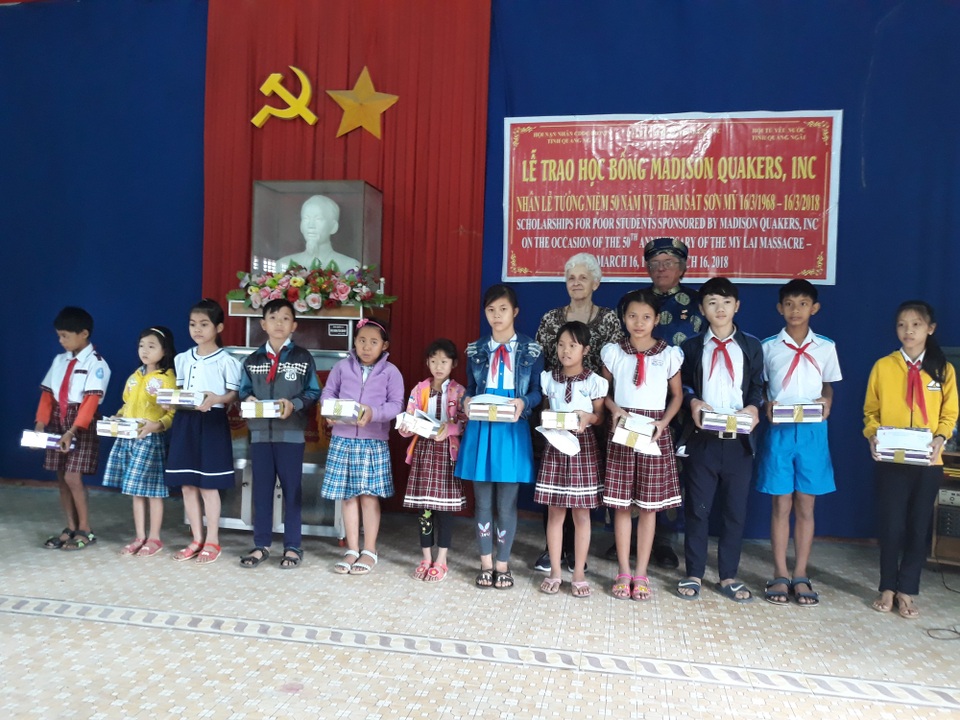 Tổ chức MQI trao 100 suất học bổng cho học sinh TP. Quảng Ngãi