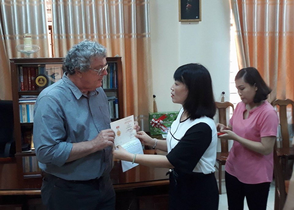 Ông "Mai" kéo vĩ cầm và nguồn quỹ đặc biệt dành cho phụ nữ nghèo Quảng Ngãi - 3
Hội Liên hiệp phụ nữ tỉnh Quảng Ngãi trao Kỷ niệm chương vì sự nghiệp phát triển của phụ nữ Việt Nam do Trung ương Hội Liên hiệp phụ nữ Việt Nam tặng cho ông Mike