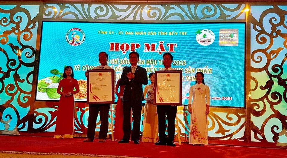 Công bố chỉ dẫn địa lý cho sản phẩm Dừa uống ước xiêm xanh và Bưởi da xanh Bến Tre - 1
Đồng chí Đinh Hữu Phí trao Giấy chứng nhận đăng ký chỉ dẫn địa lý Dừa uống nước xiêm xanh và Bưởi da xanh cho Lãnh đạo tỉnh Bến Tre.