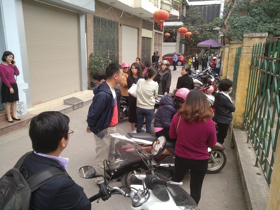 Một nữ bệnh nhân tử vong khi đang nhổ răng số 8 tại bệnh viện - 1 Gia đình, người thân, bạn bè bệnh nhân tử vong khi nhổ răng số 8 tập trung phía ngoài do cổng bệnh viện đã bị khóa chặt