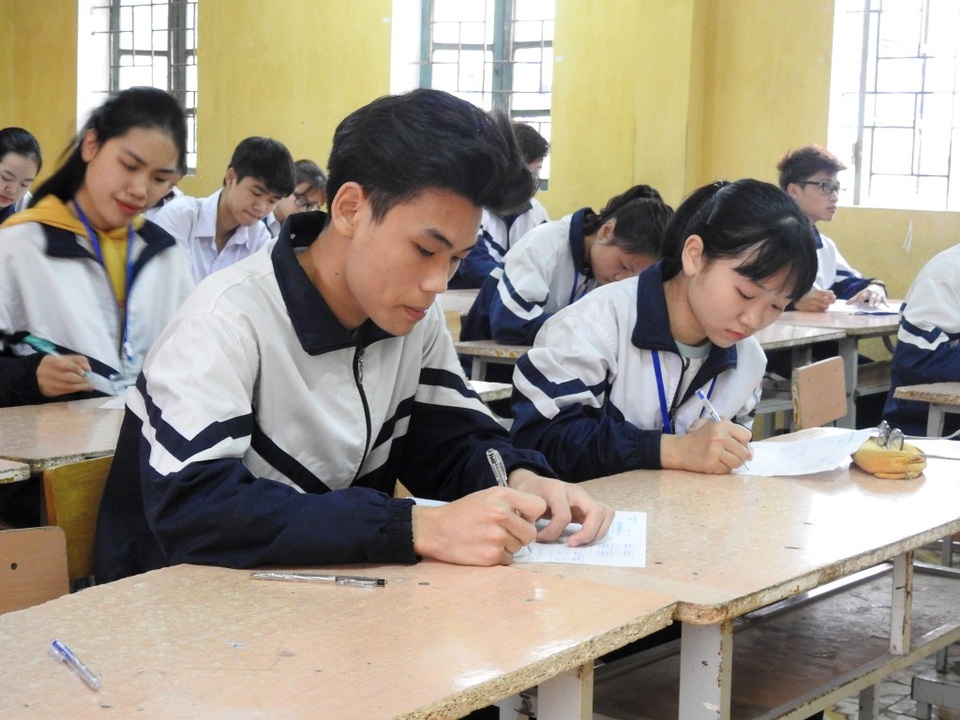 Đề thi khảo sát môn Văn THPT: Thí sinh dễ mất điểm ở phần kiến thức lớp 11 - 3 Thí sinh Hà Nội làm bài môn Ngữ văn sáng 15/3 (ảnh: Đ. Cường)
