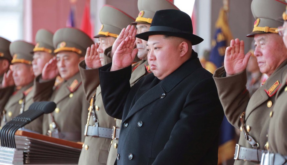 Hé lộ các cuộc đàm phán bí mật của châu Âu và Triều Tiên - 1 Nhà lãnh đạo Triều Tiên Kim Jong-un thị sát lễ duyệt binh tại Bình Nhưỡng (Ảnh: Reuters)
