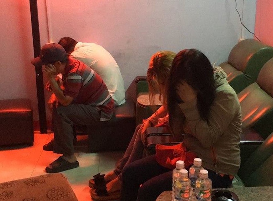Cơ sở massage gắn chuông báo động để đối phó cảnh sát - 1 Các tiếp viên bị bắt quả tang
