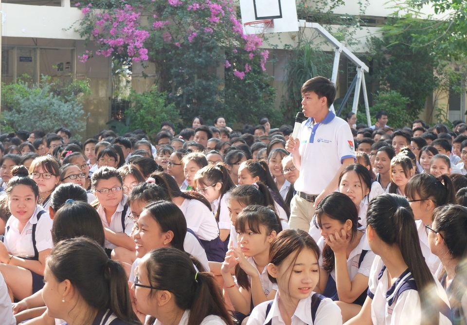 Bao nhiêu tuổi có thể làm "chuyện người lớn"? - 2
Một chương trình chuyên đề tư vấn về giáo dục giới tính cho học sinh tại TPHCM