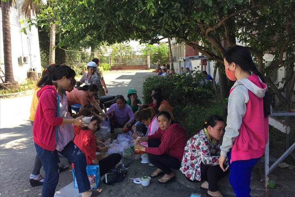 TP HCM: Để lại khoản nợ BHXH, nhiều chủ doanh nghiệp “bốc hơi” - 1
Công nhân Cty TNHH Nam Phương bị “treo” quyền lợi về BHXH khi Cty nợ BHXH hơn 26,8 tỉ đồng. Ảnh: L.T