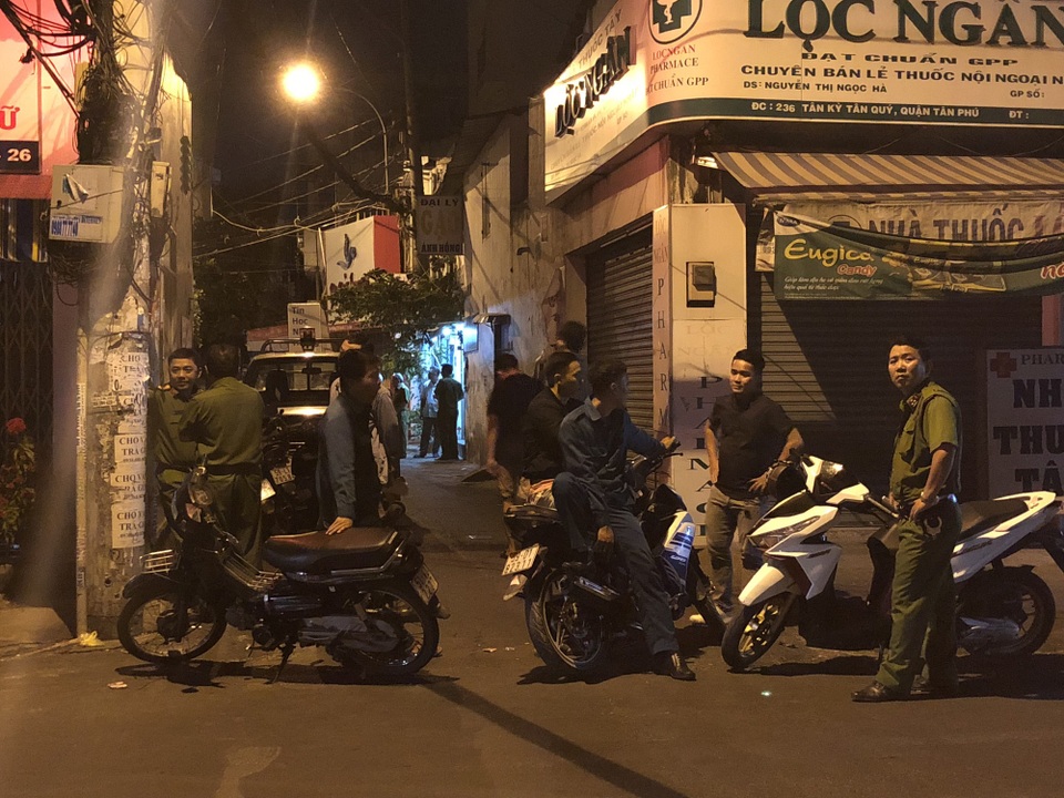 Thanh niên gục trước cửa nhà sau tiếng súng - 1