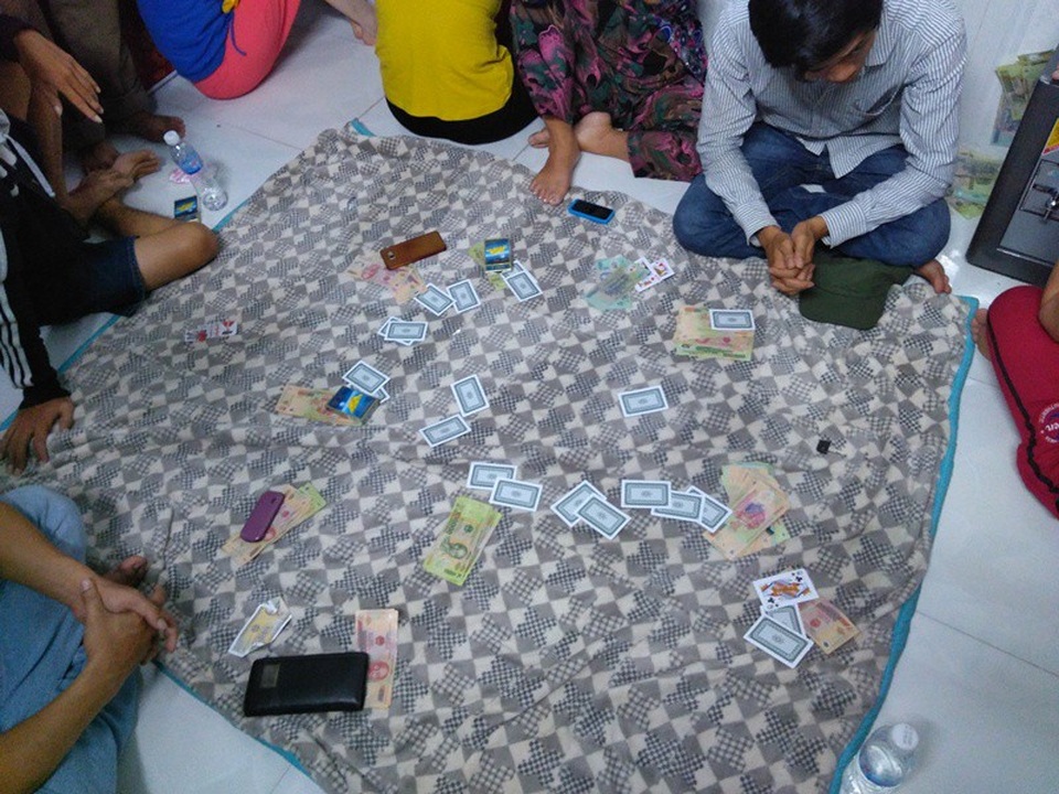 Bắt sòng bài quý bà quy mô lớn - 1 Các trinh sát kiểm tra và bắt quả tang khi các con bạc đang sát phạt nhau trong phòng lạnh phía sau của nhà bà Diệp