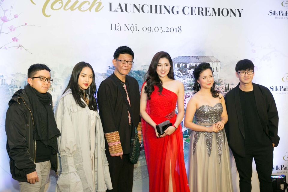 Ảnh 1. Fashionista Châu Bùi, Á hậu Tú Anh, The Pandas’ Flavor, Ninh Eating, MC Minh Trang chụp ảnh lưu niệm cùng đại diện Silk Path Grand Resort & Spa Sapa