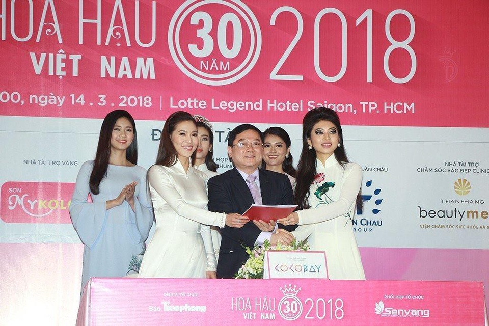 Cocobay Đà Nẵng – Nơi sắc đẹp tụ hội - 1
PCT Thương hiệu Cocobay (ngoài cùng tay phải) ký cam kết đồng hành cùng Hoa hậu Việt Nam.