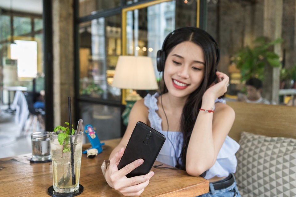 Face Unlock: Mở khóa khuôn mặt trên Nova 2i thực chất có hữu hiệu không? - 1 Trong môi trường ánh sáng bình thường, tính năng Face Unlock hoạt động cực kỳ nhanh chóng và hiệu quả