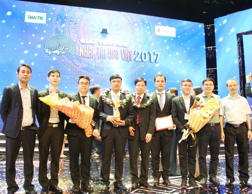 Trường đại học Công nghệ đào tạo tiến sĩ hướng tới chuẩn mực quốc tế - 2
Giảng viên của Trường ĐHCN nhận giải thưởng Nhân tài Đất Việt 2017