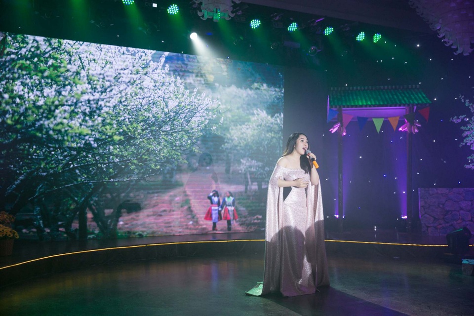 Ảnh 2. Ca sĩ Bảo Trâm – Top 3 Vietnam Idol 2012 mang đến một không gian mùa xuân rực rỡ sắc hoa và ngập tràn tình yêu qua giọng ca ngọt ngào của mình