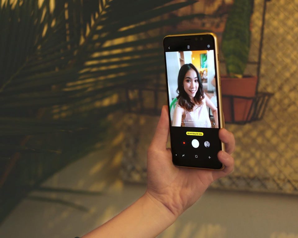 Chân dung Galaxy A8/A8+: Chuẩn "dế yêu" của phái nữ - 2 Dù hoạt động thường xuyên nhất của smartphone chính là “lượn lờ” trên mạng xã hội nhưng công dụng được yêu thích nhất chắc chắn chính là “selfie”. Galaxy A8/A8+ được giới công nghệ đánh giá rất cao về những cải tiến vượt bật trong khả năng chụp ảnh, đặc biệt là Live Focus. Cụm camera kép phía trước sẽ giúp nàng sở hữu những bức ảnh selfie xoá phông cực kỳ chuyên nghiệp, không hề kém cạnh những smartphone dòng cao cấp khác. Bên cạnh đó, Galaxy A8/A8+ còn được trang bị hàng loạt tính năng cực “cool” dành riêng cho nàng như chụp ảnh bằng cử chỉ bàn tay Palm Selfie, AR Sticker, Beautifying Mode, Food Mode…