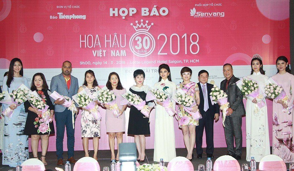 Cocobay Đà Nẵng – Nơi sắc đẹp tụ hội - 2
Đại biểu và các đơn vị tài trợ nhận hoa của BTC