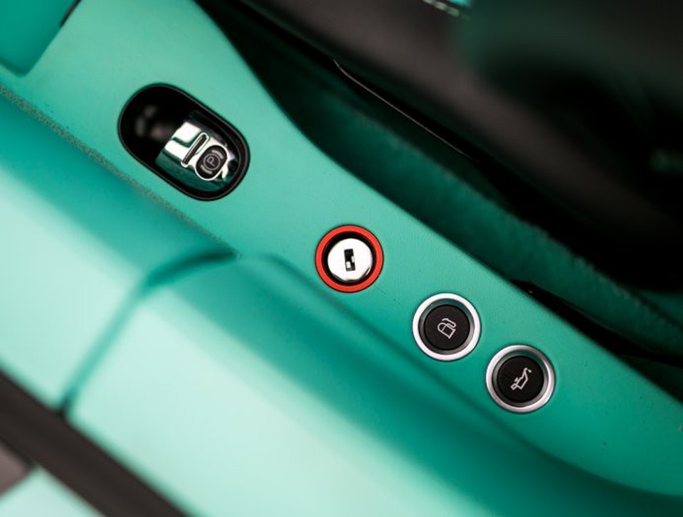 Chiêm ngưỡng chiếc Bugatti Veyron Grand Sport Vitesse phiên bản độ đặc biệt ‘Tiffany Edition’ - 19 Chiêm ngưỡng chiếc Bugatti Veyron Grand Sport Vitesse phiên bản độ đặc biệt ‘Tiffany Edition’ - 19