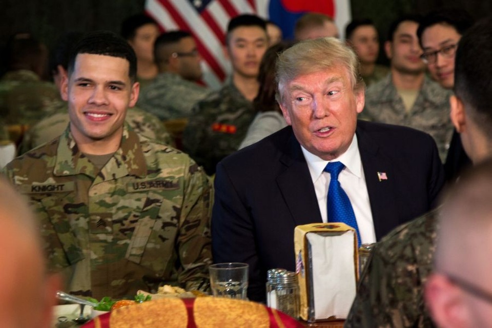 Tổng thống Trump tính rút quân khỏi Hàn Quốc? - 1 Tổng thống Trump dùng bữa với các binh sĩ tại căn cứ Humphreys ở Hàn Quốc năm 2017 (Ảnh: Stripes)