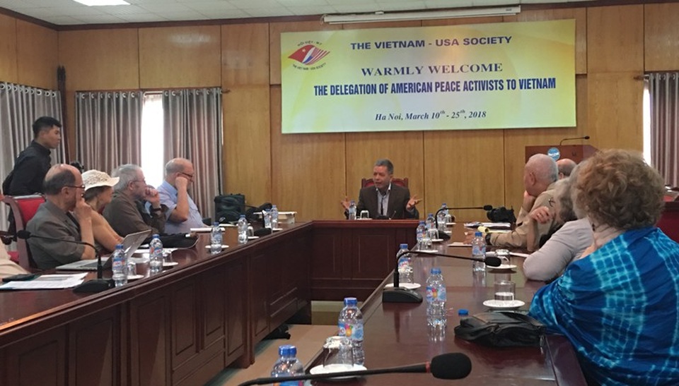 Quan hệ Việt - Mỹ đang đi theo đường hướng tích cực - 1
Ông Bùi Thế Giang, Phó Chủ tịch Hội Việt - Mỹ, trò chuyện với các thành viên đoàn Quỹ Hòa giải và Phát triển của Mỹ