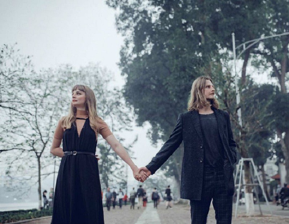 Bộ ảnh tình yêu đầy lãng mạn của cặp đôi nước ngoài chụp tại Hà Nội - 10 Bộ ảnh tình yêu đầy lãng mạn của cặp đôi nước ngoài chụp tại Hà Nội - 10