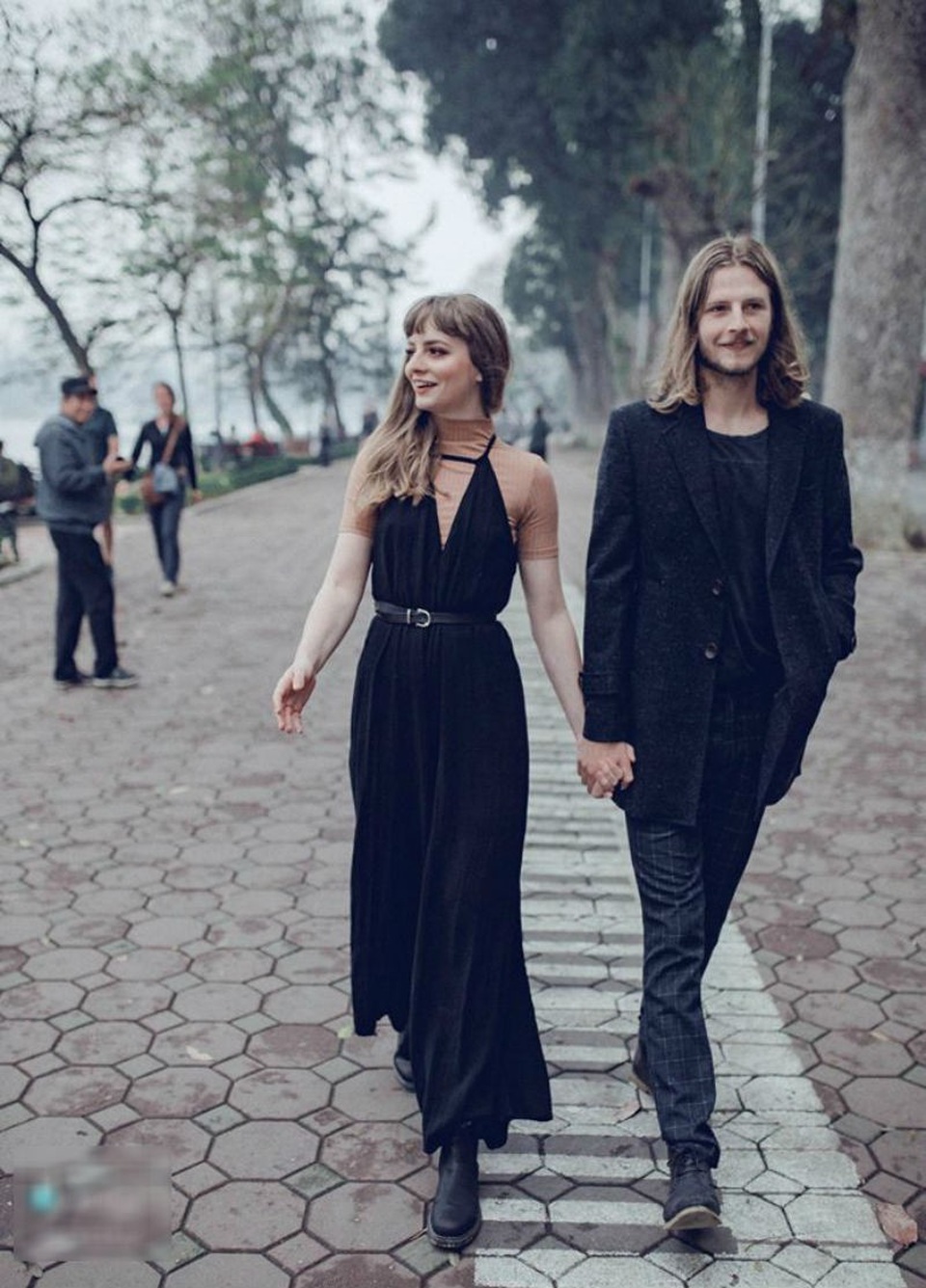 Bộ ảnh tình yêu đầy lãng mạn của cặp đôi nước ngoài chụp tại Hà Nội - 9 Bộ ảnh tình yêu đầy lãng mạn của cặp đôi nước ngoài chụp tại Hà Nội - 9