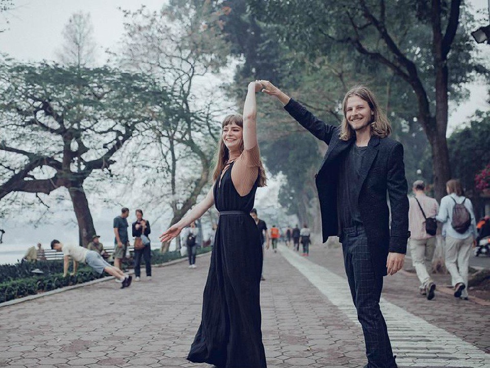 Bộ ảnh tình yêu đầy lãng mạn của cặp đôi nước ngoài chụp tại Hà Nội - 8 Bộ ảnh tình yêu đầy lãng mạn của cặp đôi nước ngoài chụp tại Hà Nội - 8