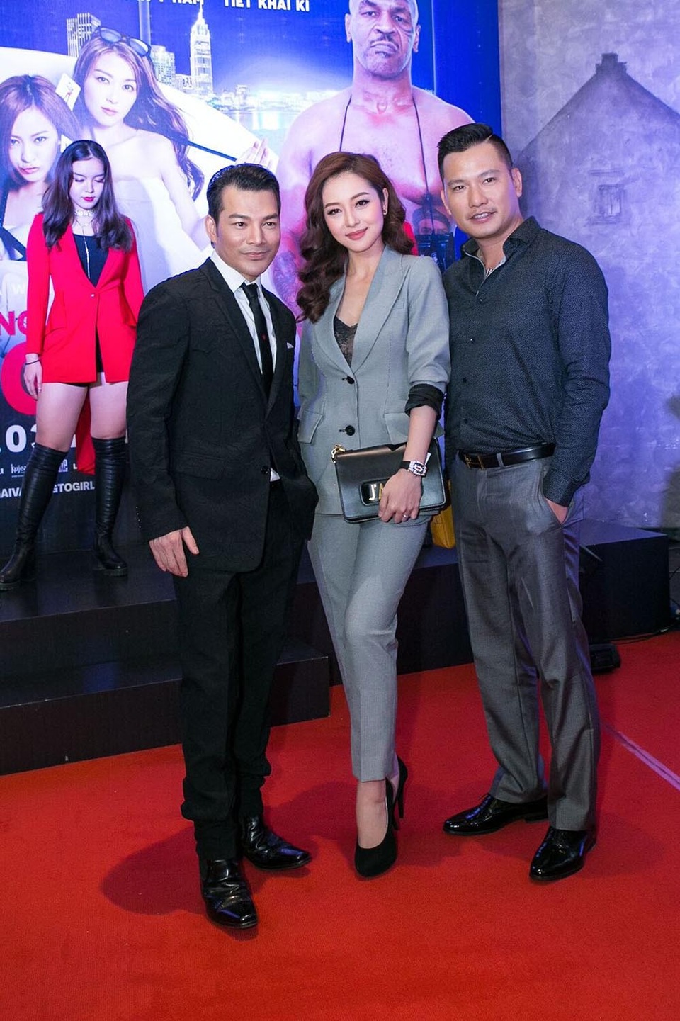Elly Trần trễ nải vòng một, “dính như sam” bên Trần Bảo Sơn - 5 Ca sĩ Mỹ Dung và vợ chồng Jennifer Phạm đến chúc mừng Trần Bảo Sơn.