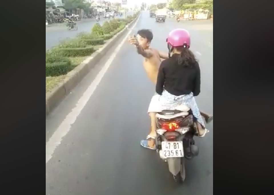 Nam thanh niên đầu trần chở bạn gái lạng lách trước đầu xe khách - 1
Nam thanh niên đầu trần lạng lách, chửi bới tài xế xe khách.