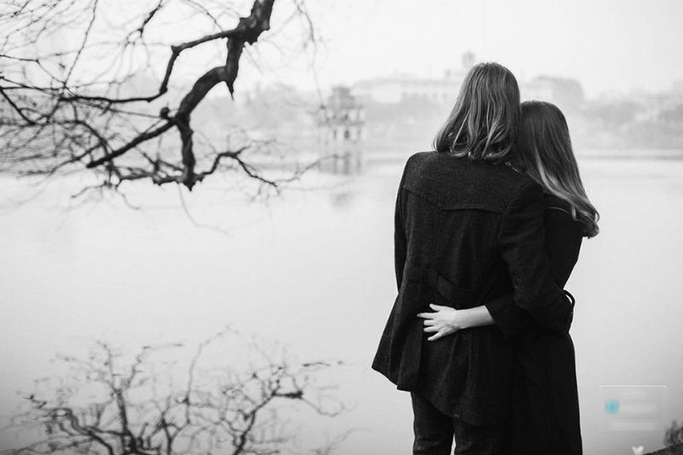 Bộ ảnh tình yêu đầy lãng mạn của cặp đôi nước ngoài chụp tại Hà Nội - 7 “Họ đang yêu nhau và sang Việt Nam du lịch, bạn gái người gốc Bỉ tên Lumie (24 tuổi) và bạn trai người Nam Phi tên Treams (26 tuổi). Họ quá tình cảm và thông minh, mình chụp bị cản trở về ngoại ngữ, chỉ nói được vài câu cơ bản nhưng họ rất thông mình và hiểu được, rồi mình gợi ý cho họ và họ cứ thế làm theo”, Tùng đặc biệt ấn tượng về cặp đôi.