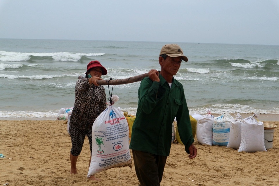 Ngư dân phấn khởi vì được mùa ốc ruốc - 4
Mỗi chuyến khai thác sau khi trừ tất cả các chi phí có thể thu về khoảng 2-3 triệu đồng/người/chuyến