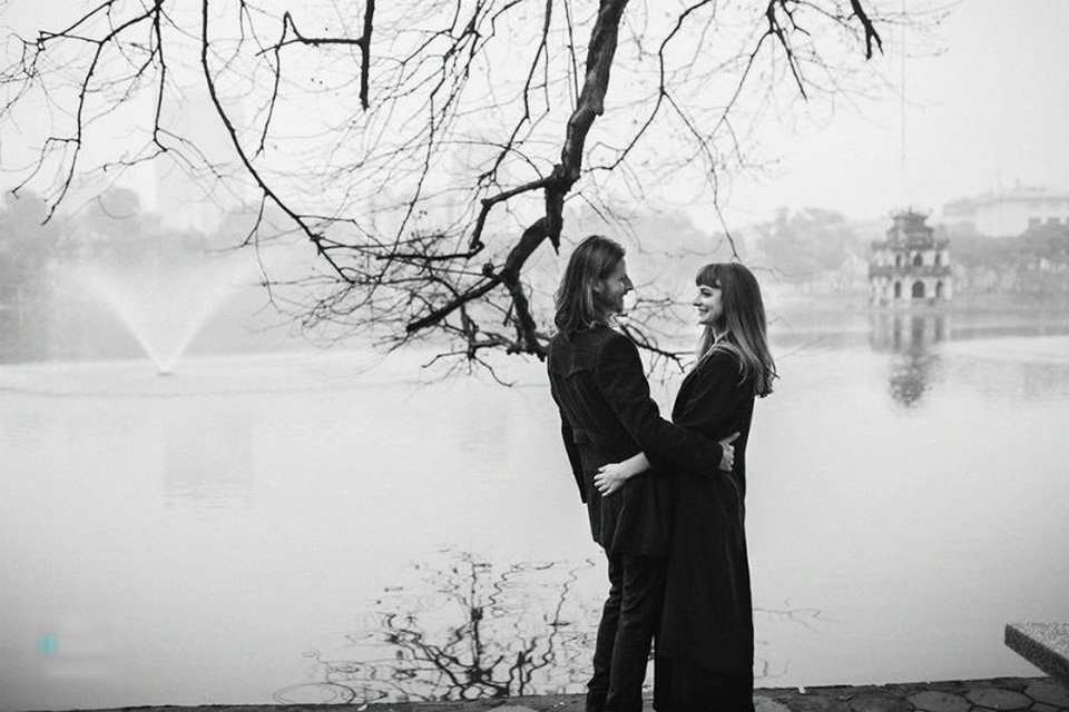 Bộ ảnh tình yêu đầy lãng mạn của cặp đôi nước ngoài chụp tại Hà Nội - 6 Tùng chia sẻ thêm, bộ ảnh mất khoảng 10 ngày để lên ý tưởng sau đó mới chụp. Nhìn ảnh, nhiều người ngỡ rằng đó là bộ ảnh cưới nhưng thực tế đây chỉ là một bộ ảnh kỷ niệm tình yêu của cặp đôi này.