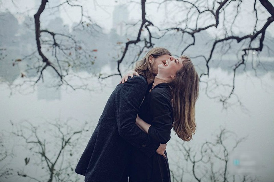 Bộ ảnh tình yêu đầy lãng mạn của cặp đôi nước ngoài chụp tại Hà Nội - 5 Liên hệ với người thực hiện bộ ảnh này, anh Trịnh Văn Tùng cho biết, sự ra đời của bộ ảnh là cơ duyên để cặp đôi vô tình ghé qua địa chỉ nhà anh. “Hôm đó, họ đi qua studio bên mình nên hỏi xin mật khẩu wifi. Sau đó, họ vào studio thì rất thích những tấm hình tại cửa hàng, họ ngỏ ý muốn mình chụp họ vài tấm về Hà Nội”, Tùng kể.