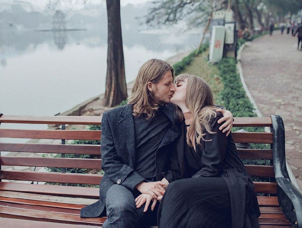 Bộ ảnh tình yêu đầy lãng mạn của cặp đôi nước ngoài chụp tại Hà Nội - 4 Cả bộ ảnh được thu nhỏ như một chuyến dã ngoại ngoài trời với đồ ăn nhẹ, bia hơi,... và ánh nhìn, cái tình họ gửi gắm trong mỗi bức ảnh, cảm xúc họ dành cho nhau là “chìa khóa” lay động trái tim người xem.